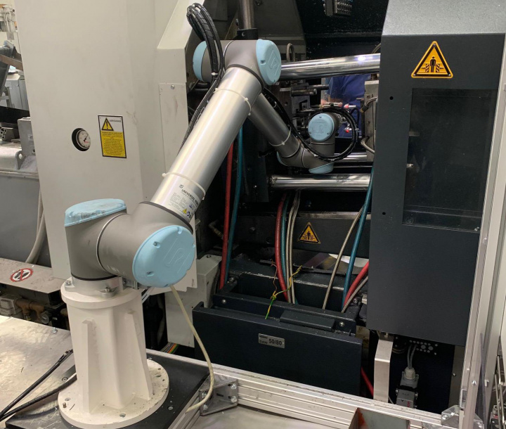 Automazione del posto di lavoro utilizzando il robot UR